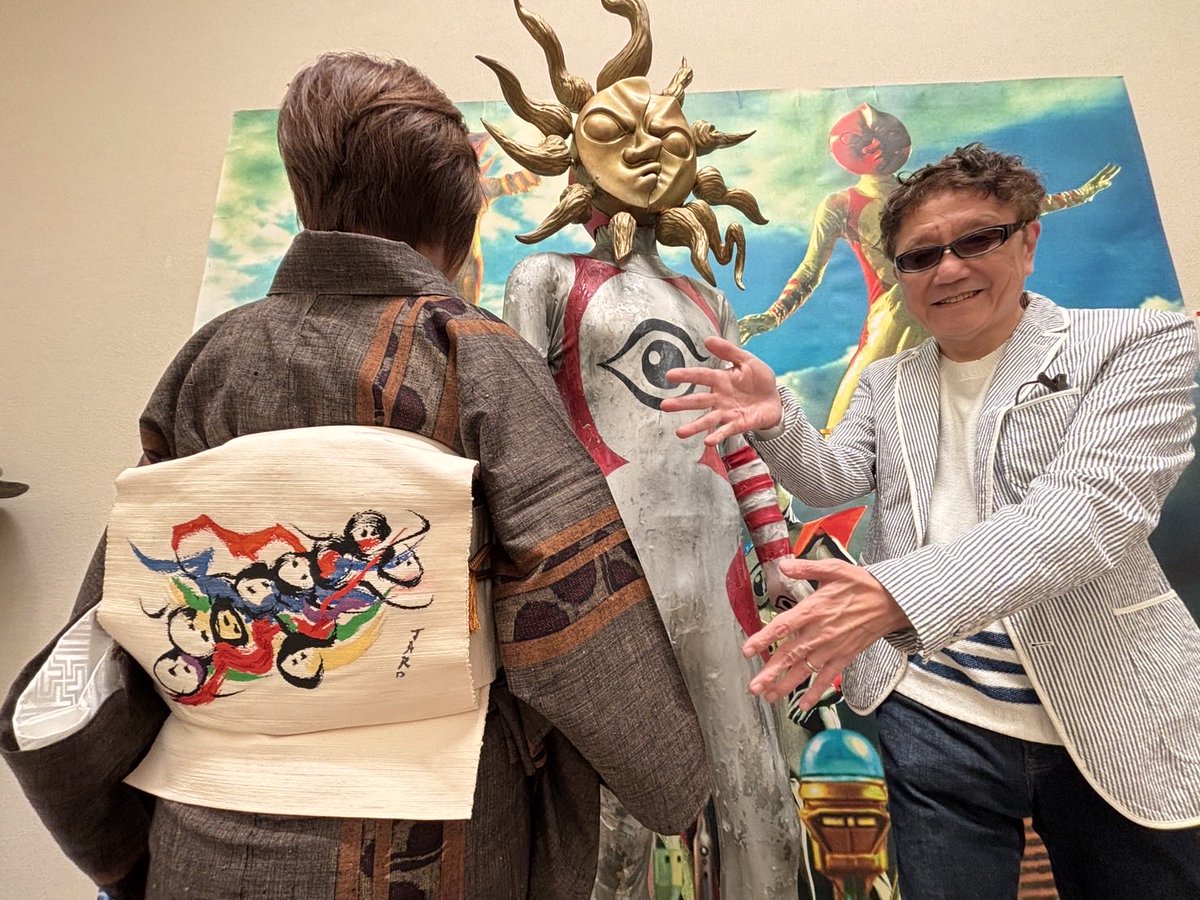 鹿児島市からお越しいただきました✨
奥さまがお召しのTAROデザインの帯は、お母さまの遺品だそうです。本展のためにつけてきてくださいました✨
お母さまもきっと喜んでくださっているのではないでしょうか🙂

#タローマン #鹿児島市立美術館 #岡本太郎展 #ヒグチユウコ #花とゆめ展鹿児島