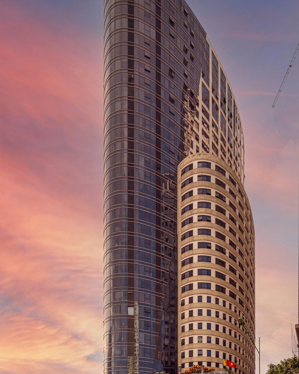 TeresaHarv40765's tweet image. #mylife Hoàng hôn nhuộm vàng cả góc trời, phản chiếu lên những tòa nhà cao tầng tạo nên một khung cảnh vừa hiện đại vừa ấm áp. Đôi khi chỉ cần dừng lại một chút, bạn sẽ thấy cuộc sống này đẹp hơn rất nhiều. 13:59:52