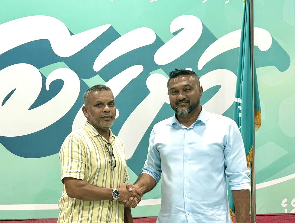 ﷽

ނިމިދިޔަ ޕާޓީގެ އެތެރޭގެ ޕްރައިމަރީގައި އަޅުގަނޑަށް ތާއީދުކޮށް ވޯޓްދެއްވި ޕާޓީގެ ލޮބުވެތި މެމްބަރުންނަށް ނުހަނު ލޯތްބާއެކު ޝުކުރުދަންނަވަމެވެ.އަދި ޕާޓީގެ ޕްރައިމަރީ އިންސާފުވެރިކަމާއެކު އޮމާންކަންމަތީ ނިމިގެންގޮސް އަޅުގަނޑުގެ ކާމިޔާބަށް ޕާޓީގެ ރައީސާއި ލީޑަރޝިޕުން ވިދާޅުވި