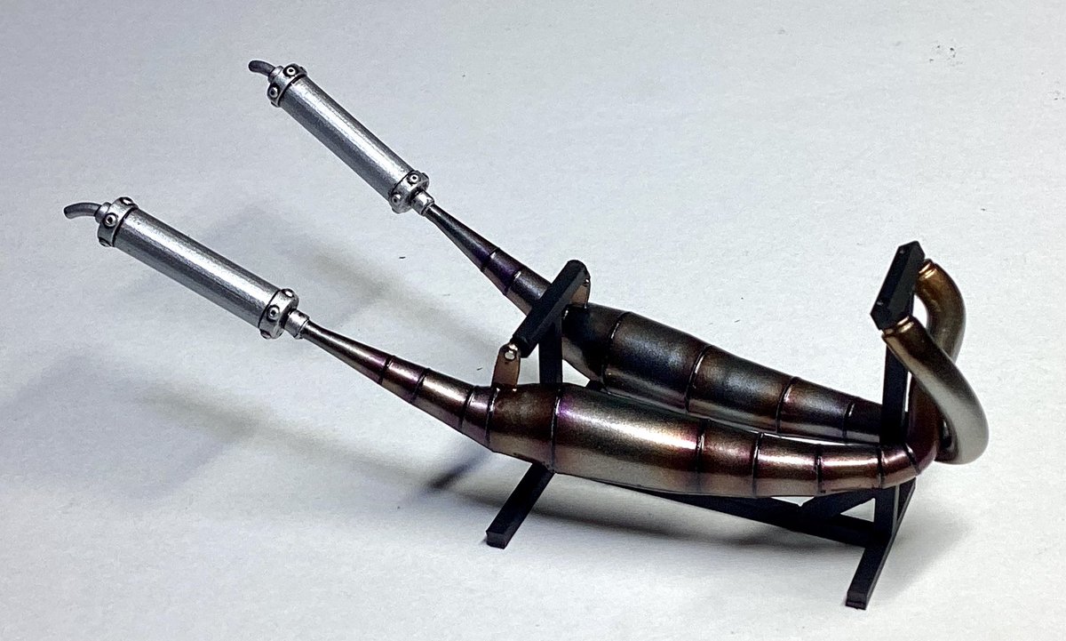 LaboIot's tweet photo. ハセガワ1/12ヤマハRZ350(4UO)‘81
はるさーさんのクロスチャンバーを塗装しました。溶接痕を少し間引いてスッキリさせました。塗装はチタン風の焼けた感じにしました。ついでに展示台も作りました。
#バイクプラモ盛上げ隊 #バイク模型集まれ #ハセガワ #ヤマハ #RZ #SPModels https://t.co/TAja6l8EJu