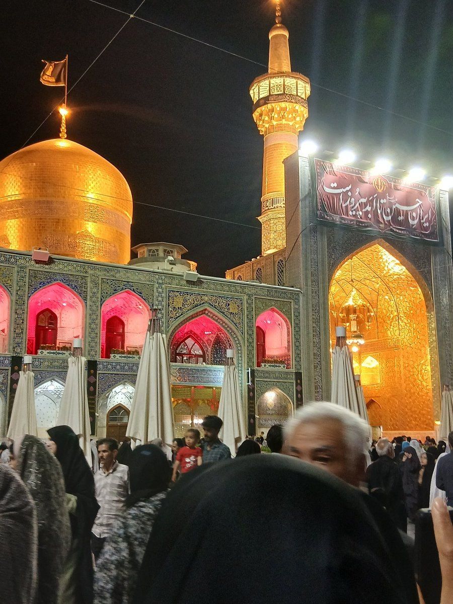 ایران ما زیر سایه‌ی توئه آقا جان، هیچی نمی‌تونه تکونش بده...
هیچ وقت خم نمیشه
همیشه سربلند و پابرجاست.
#ایران_امام_رضا  
#صحن_رضا_جان