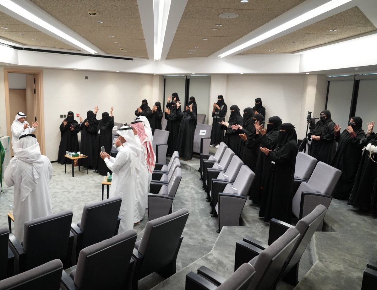 DeafgirlsinAhsa's tweet photo. كرّم المركز الثقافي للفتيات الصم بالأحساء، ممثلًا بمديرة العلاقات العامة ا/ حصه القديمي، نيابةً عن رئيسة المركز @DeafgirlsinAhsa،المدرب/ مجدي المسبح، رئيس وحدة المبادرات بمكتب العمل، تقديرًا لتميّزه في الطرح، واحترافيته في التقديم، وأسلوبه الجاذب الذي أسهم في إثراء اللقاء.. https://t.co/2kgiOA8KNh