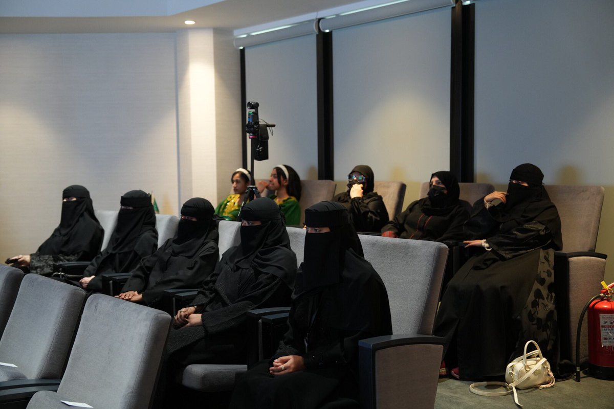 DeafgirlsinAhsa's tweet photo. كرّم المركز الثقافي للفتيات الصم بالأحساء، ممثلًا بمديرة العلاقات العامة ا/ حصه القديمي، نيابةً عن رئيسة المركز @DeafgirlsinAhsa،المدرب/ مجدي المسبح، رئيس وحدة المبادرات بمكتب العمل، تقديرًا لتميّزه في الطرح، واحترافيته في التقديم، وأسلوبه الجاذب الذي أسهم في إثراء اللقاء.. https://t.co/2kgiOA8KNh