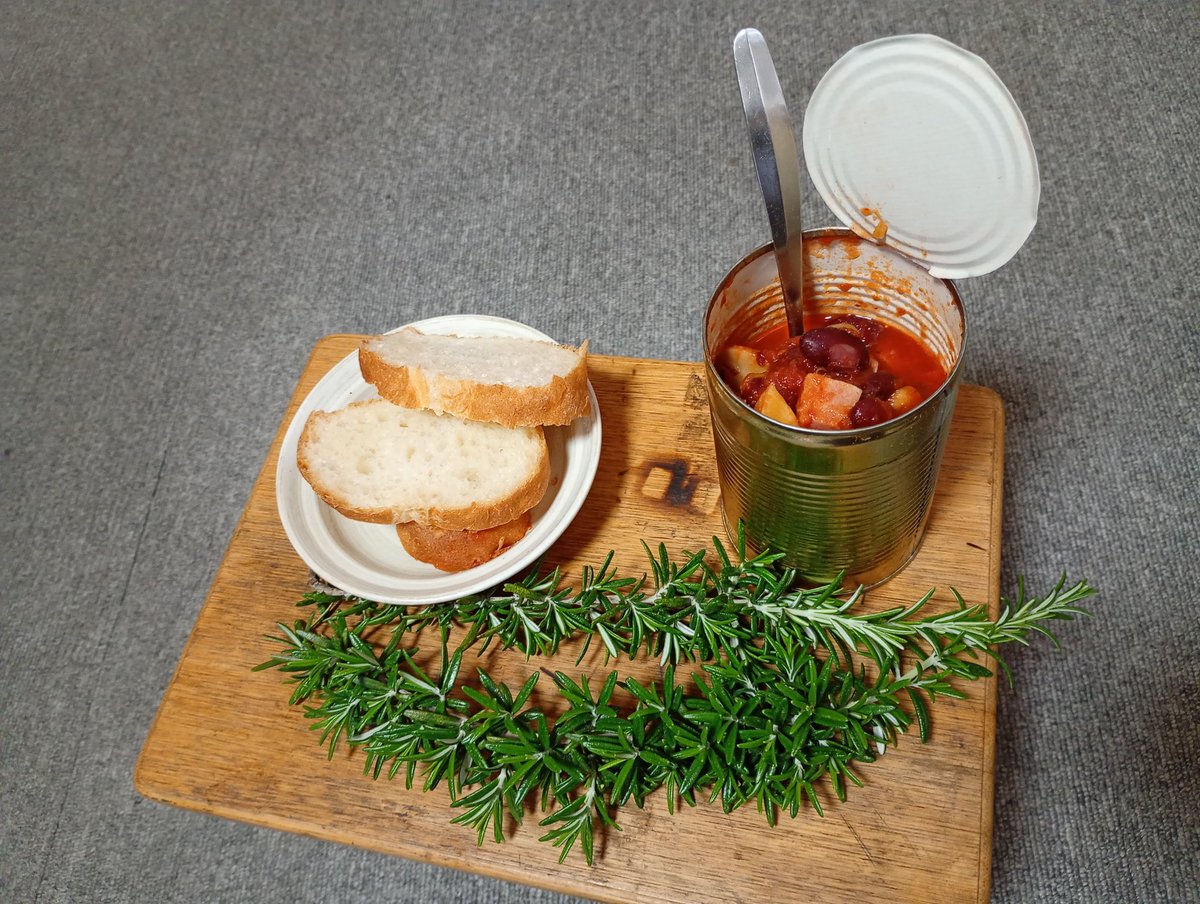 どうもチリコンカン屋さんです。
使ったトマト缶を器にして食べると世紀末感出ます。
ローズマリーみたいに見えるのはそこら辺で拾った草です。
食べたらRAT上がると思います。