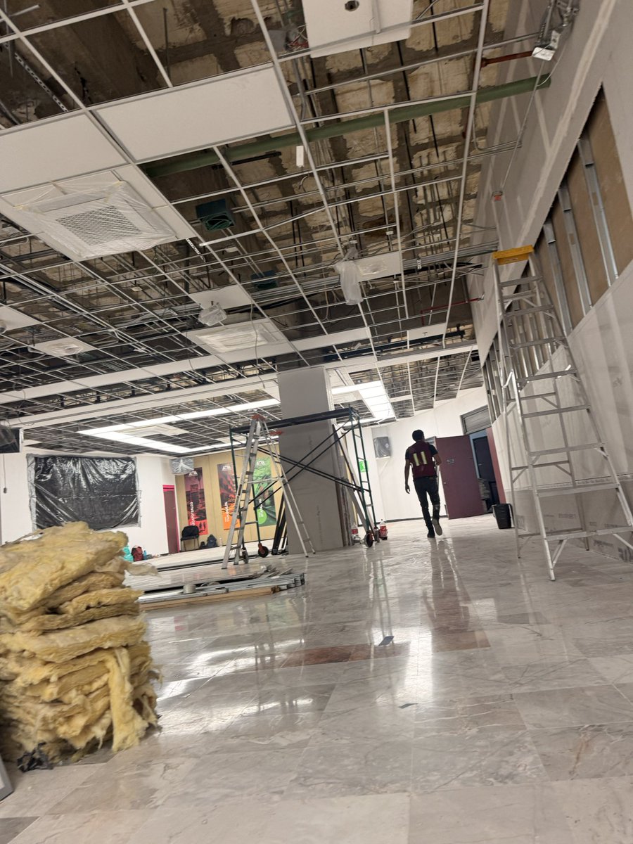Chavare2003's tweet photo. Pov me mandan a supervisar la obra de la remodelación de un auditorio y no le sé aún al 100 a cosas… bien dicen que en servicio y viendo aprendes más, pues amén sea así. https://t.co/0KGy7NrfN8