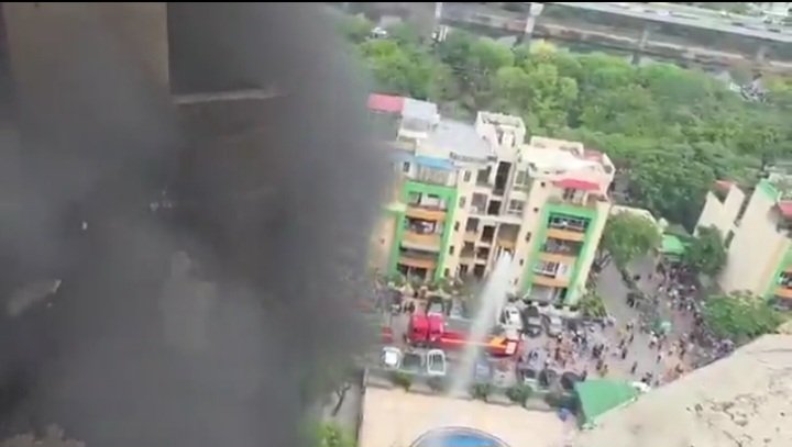 VinodK23932's tweet photo. @myogiadityanath @ghaziabadfire 
आदरणीय योगी जी कृपया संज्ञान में लें. #gaurgreenavenue में लगी भीषण आग. THomes TandT Siddharth vihar Gzb सोसाइटी को क्या fire certificate issue हो गया है अगर मिल गया है तो residents को उपलब्ध कराया जाये. 
Gzb के बिल्डरों की लापरवाही सब जानते हैं https://t.co/h5RY6FS7Ym