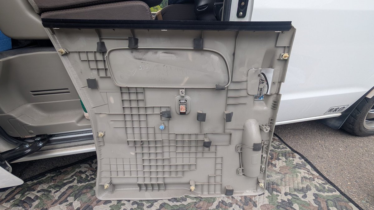 garagen_nims's tweet image. 嫌なスライドドアのバラシ(´・ω・｀)
狭いし内張り&amp;amp;ボディ傷つけたくない😮‍💨
内張りのクリップの外周はすぐ外れるけど真ん中が🤬
P/Wスイッチのコネクターが外れた感がつかみにくいｯ!!😤

 #青空ガレージ
 #DIY
 #スズキエブリイ
 #DA17V