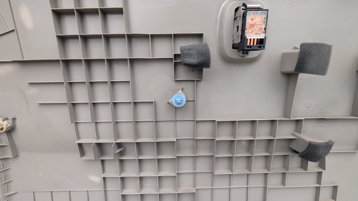 garagen_nims's tweet image. 嫌なスライドドアのバラシ(´・ω・｀)
狭いし内張り&amp;amp;ボディ傷つけたくない😮‍💨
内張りのクリップの外周はすぐ外れるけど真ん中が🤬
P/Wスイッチのコネクターが外れた感がつかみにくいｯ!!😤

 #青空ガレージ
 #DIY
 #スズキエブリイ
 #DA17V