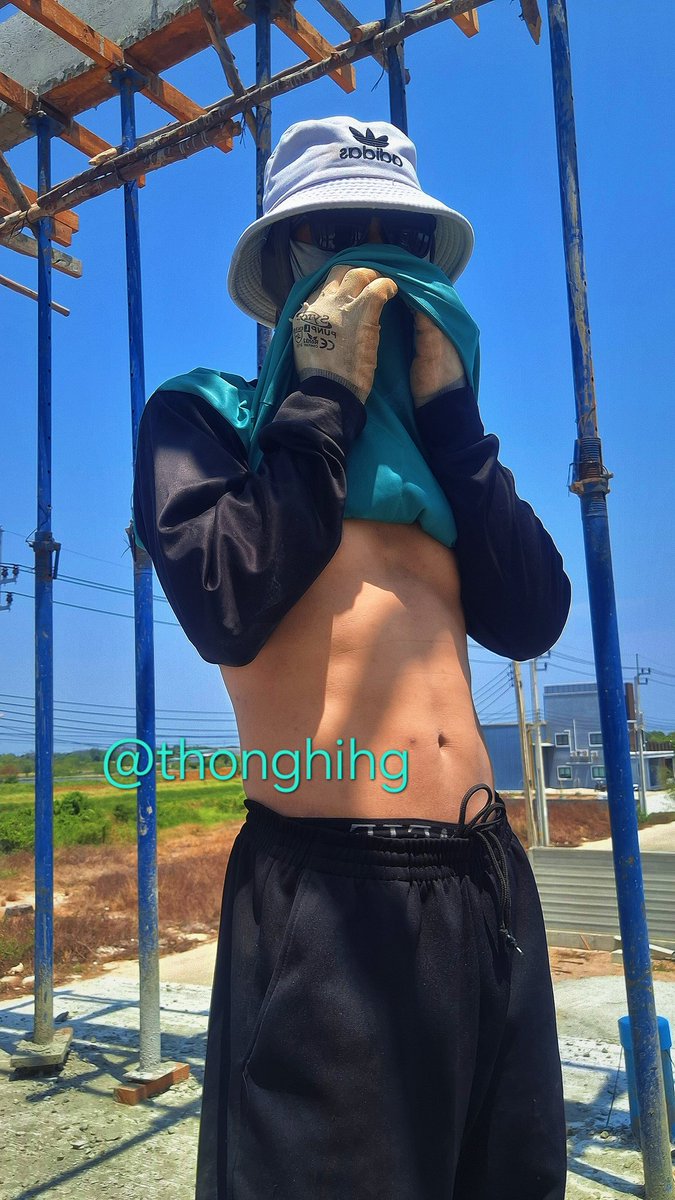 thonghigh's tweet photo. วันนี้แดดร้อน ดื่มน้ำเยอะๆ เดี๋ยวฮีทสโตรกจะถามหานะครับ 💦 https://t.co/qQZl69tMbv