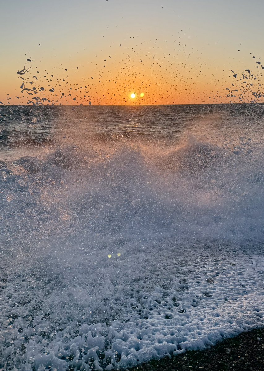 MarcD_Weegem's tweet image. Blood orange skies and salt spray in that cool Spring breeze.
Be well, friends.
.
#ireland #stormhour #ThePhotoHour #sunrise #wicklow #dogsofx #greystones #irelandsancienteast #KeepDiscovering
