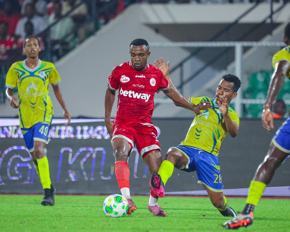 bajabiri's tweet image. Leo hiyo.

Boli la #JustFit  litapigwa mwanzo mwisho.
⚽️⚽️