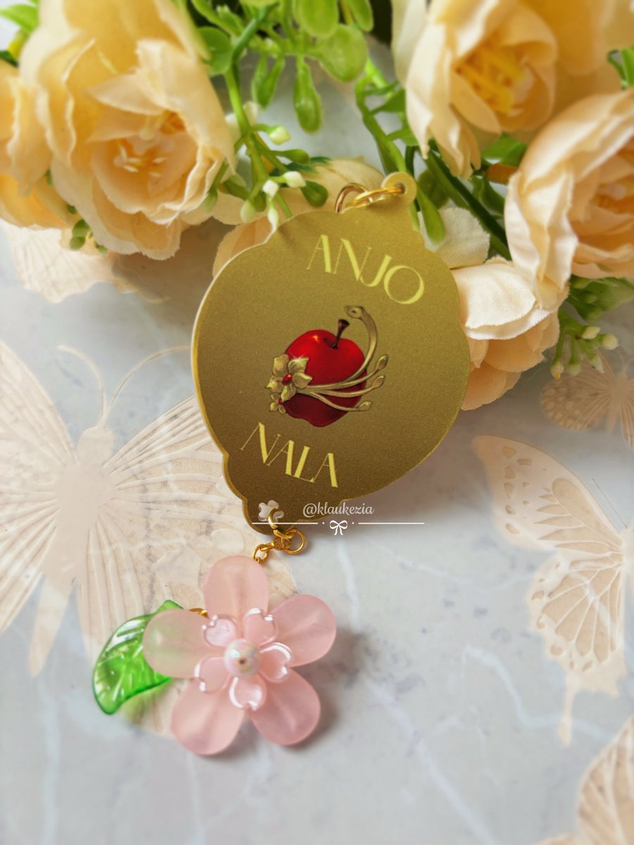Beauty and the Forbidden Fruit🍎

Anjo Nala marble keychain with flower charm ready for #Comifuro22