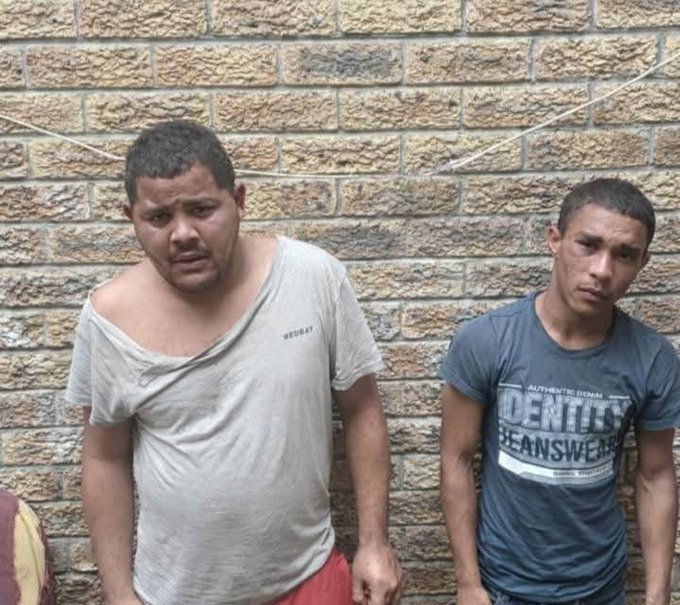 AffairAfrica's tweet photo. 🚨🇿🇦  #CapeTown e-hailing driver robbed at gunpoint in Parkwood (25 Apr).

Dashcam footage went viral, showing 2 suspects. Locals identified them:
Grey “Wedmat” tank top
Blue “Beanswear” T-shirt

Grassy Park SAPS made arrests by Monday.

#senzomeyiwatrial Durban City #PSGBAY https://t.co/kMBjw3rG0C