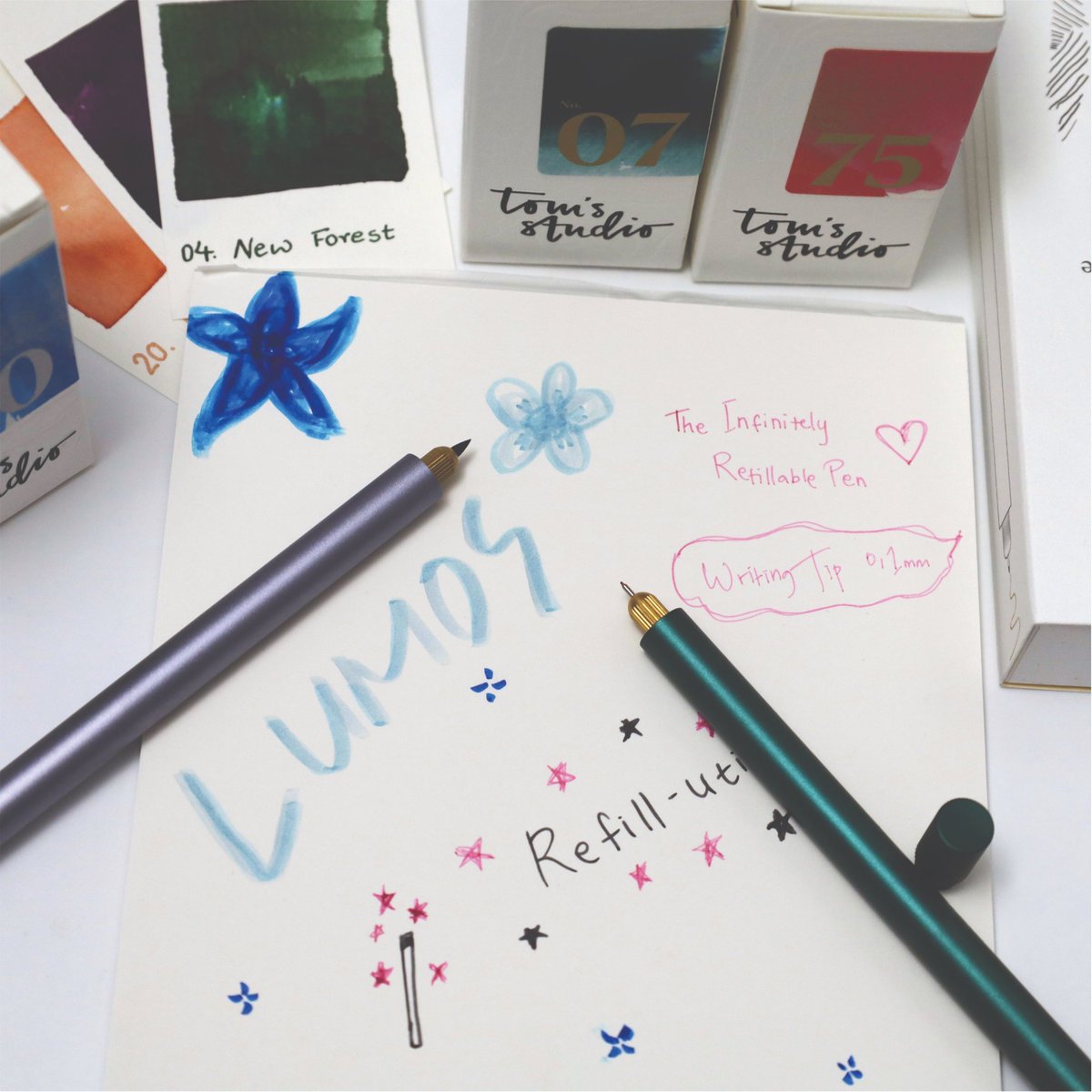 reon8reon8's tweet photo. Tom’s Studio商品紹介

【Lumos Pro Single(ルーモス プロ シングル)】

Lumosシリーズのベーシックモデル✨

Singleのインクリザーバーは、同シリーズDuo・Miniの約2倍の容量。
 お気に入りのインクをたっぷり、長く使いたい方におすすめです。
自分だけの書き心地と色の組み合わせを、ぜひ見つけてみてください。🪄

◯本体仕様：
・ボディ材質：アルマイト加工アルミニウム
 ・全長（キャップ装着時）：155 mm
 ・軸径：10ｍｍ
 ・重量：20ｇ

◯カラー（全7色）：
 ・マット仕上げ：マットブラック、ミッドナイト
 ・サテン仕上げ：セージ、ローズゴールド、ライラック、ラズベリー、アイビー

◯セット内容：
 ・Lumos Pro Single 本体
 ・ペン先チップ11種類各１点
 ・インク(ディープブラック/3 ml )１点
 ・インクリザーバー 1点(本体に装着済)

価格：13,200円 (税込)

#TomsStudio #LUMOS #文房具 #カリグラフィー #Fineliner 

=T=