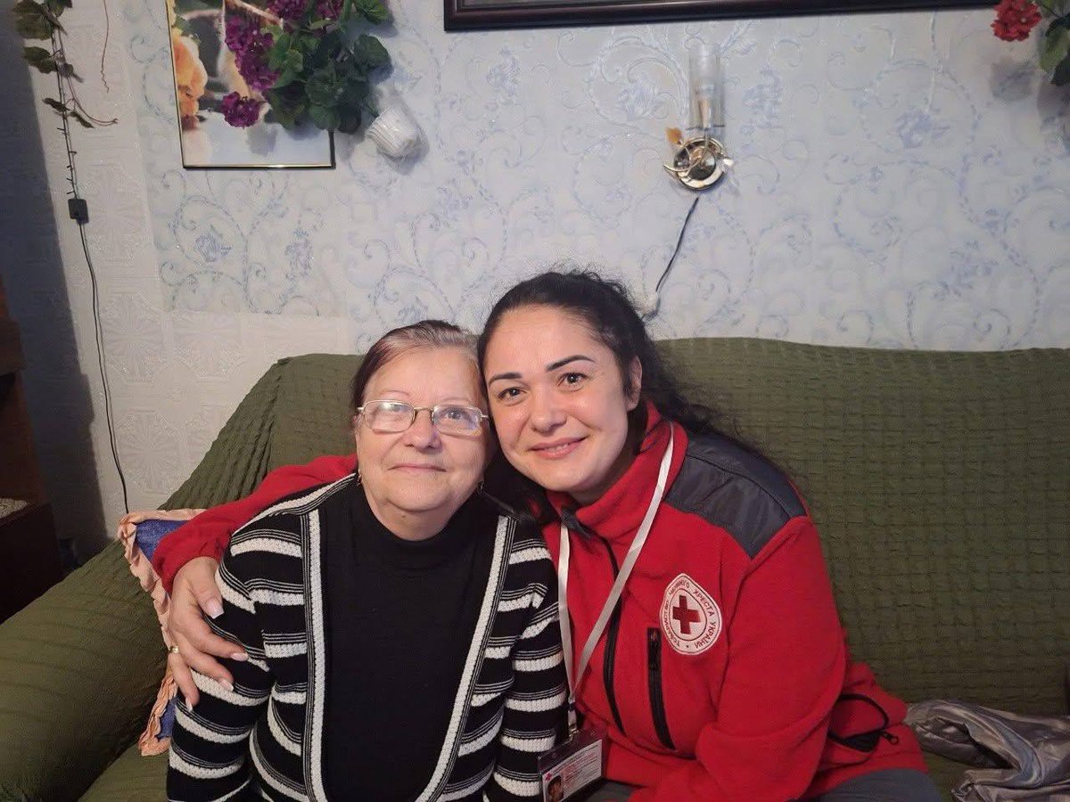 RedCrossUkraine's tweet image. 🫂 Every day, Ukrainian Red Cross social assistants support older people living alone and persons with disabilities with household tasks, personal care, daily needs, and psychosocial support across 24 communities in #Kharkiv region. #HomeBasedCare #SocialCare #CommunitySupport