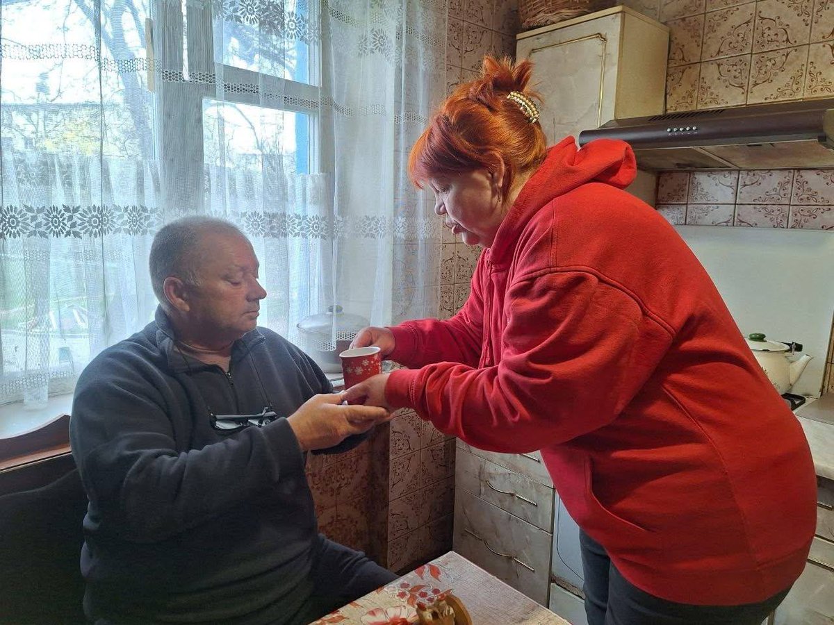 RedCrossUkraine's tweet image. 🫂 Every day, Ukrainian Red Cross social assistants support older people living alone and persons with disabilities with household tasks, personal care, daily needs, and psychosocial support across 24 communities in #Kharkiv region. #HomeBasedCare #SocialCare #CommunitySupport