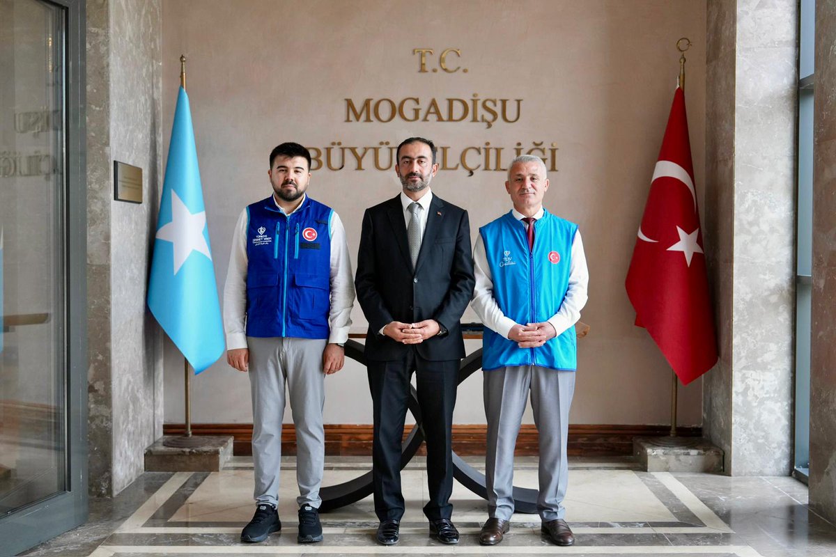 tdvmedya's tweet photo. Uluslararası öğrenci mülakatları kapsamında Somali'de bulunan heyetimiz, ülkemiz Mogadişu Büyükelçisi Alper Aktaş ve Din Hizmetleri Müşaviri Ömer Faruk Arslan'ı ziyaret ederek Vakfımızın uluslararası bursluluk programları ve yürütülen mülakat süreci hakkında bilgilendirmede bulundu.

#EğitimileDeğişirDünya