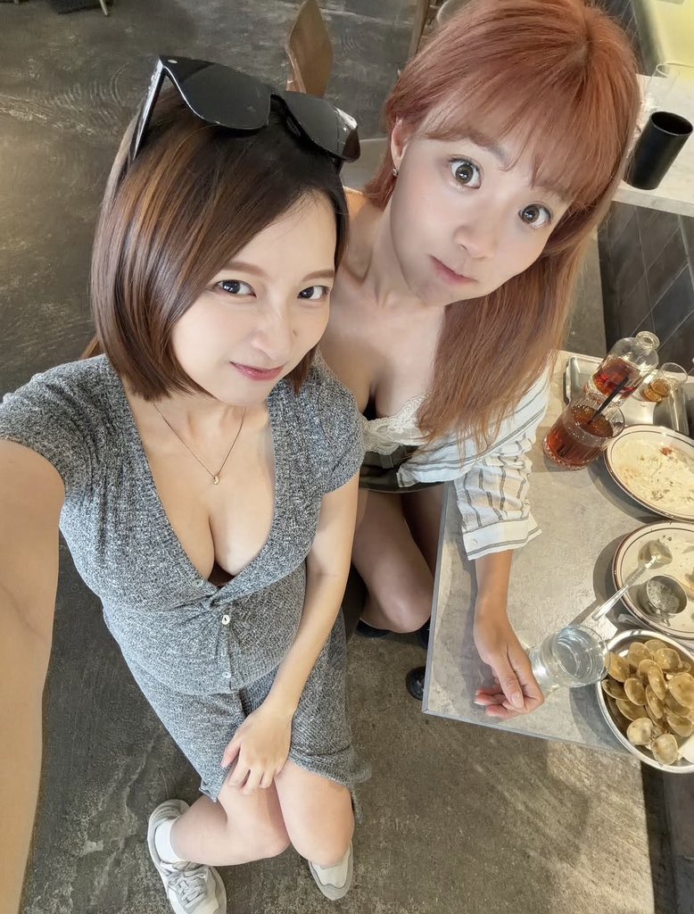 HomenewEC's tweet photo. 故意這麼拍，才能顯得詩涵的奶更大 https://t.co/YvJb4Kf5nV