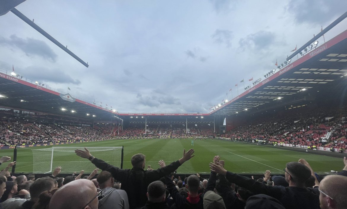 SouthStandPies's tweet image. One club has sold out their last home game despite them being on -3 and going down. 

The other club can barely get 20k in the last game of the season. 

#SWFC #WAWAW