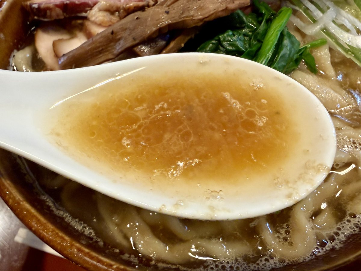 inthelight1001's tweet photo. 松尾製麦＠祖師ヶ谷大蔵
チャーシュー中華蕎麦中盛+アブいの
ひら井にいた松尾氏の店。
圧力鍋で茹で締めた後温める極太麺。インパクトがあり旨い。
しかし、スープは香りよくも、濃度低くパンチ弱め。麺に合ってない。味付け背脂を投入したら、食べやすくなった。
もっと良くなると思う。
満足です。 https://t.co/dQQG5iySHH