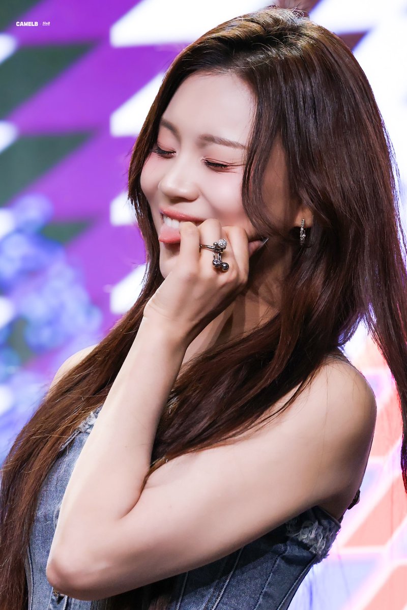 260328 
#비비지 #VIVIZ #엄지 #UMJI