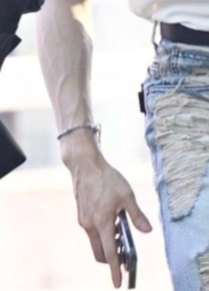 SWEETJILI's tweet photo. A thread for Yeosang's hands https://t.co/Z7JcmkoHtn