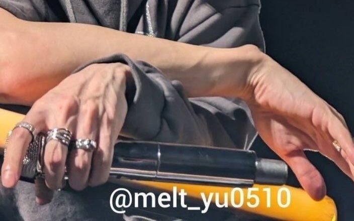 SWEETJILI's tweet photo. A thread for Yeosang's hands https://t.co/Z7JcmkoHtn