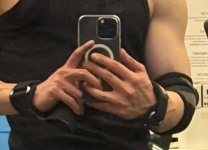 SWEETJILI's tweet photo. A thread for Yeosang's hands https://t.co/Z7JcmkoHtn