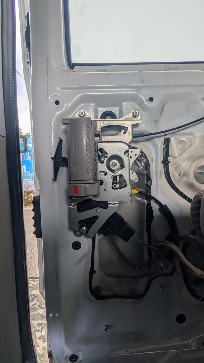 garagen_nims's tweet image. インナーハンドルASSY外して
アウターハンドルのピンが行方不明
ワイヤー引っ張る所がブラブラ😑

 #青空ガレージ
 #DIY
 #スズキエブリイ
 #DA17V