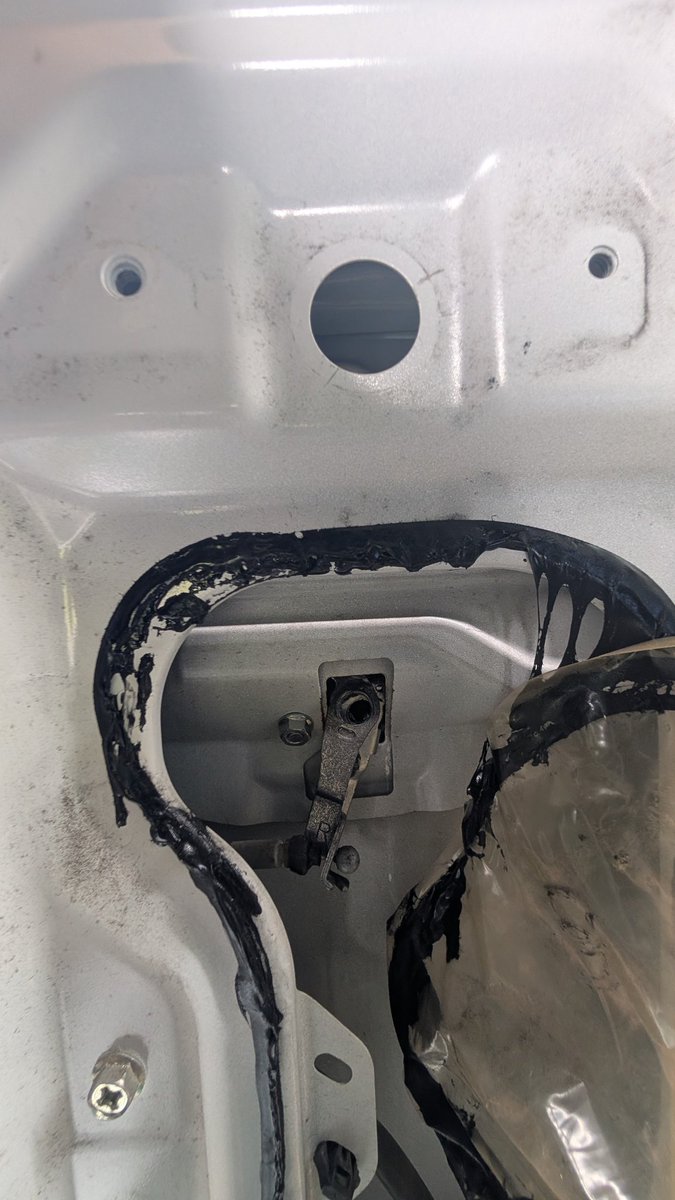 garagen_nims's tweet image. インナーハンドルASSY外して
アウターハンドルのピンが行方不明
ワイヤー引っ張る所がブラブラ😑

 #青空ガレージ
 #DIY
 #スズキエブリイ
 #DA17V