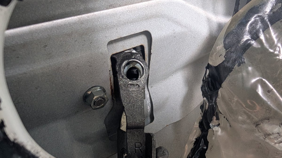 garagen_nims's tweet image. インナーハンドルASSY外して
アウターハンドルのピンが行方不明
ワイヤー引っ張る所がブラブラ😑

 #青空ガレージ
 #DIY
 #スズキエブリイ
 #DA17V