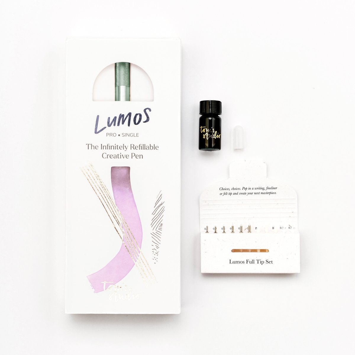 reon8reon8's tweet photo. Tom’s Studio商品紹介

【Lumos Pro Single(ルーモス プロ シングル)】

Lumosシリーズのベーシックモデル✨

Singleのインクリザーバーは、同シリーズDuo・Miniの約2倍の容量。
 お気に入りのインクをたっぷり、長く使いたい方におすすめです。
自分だけの書き心地と色の組み合わせを、ぜひ見つけてみてください。🪄

◯本体仕様：
・ボディ材質：アルマイト加工アルミニウム
 ・全長（キャップ装着時）：155 mm
 ・軸径：10ｍｍ
 ・重量：20ｇ

◯カラー（全7色）：
 ・マット仕上げ：マットブラック、ミッドナイト
 ・サテン仕上げ：セージ、ローズゴールド、ライラック、ラズベリー、アイビー

◯セット内容：
 ・Lumos Pro Single 本体
 ・ペン先チップ11種類各１点
 ・インク(ディープブラック/3 ml )１点
 ・インクリザーバー 1点(本体に装着済)

価格：13,200円 (税込)

#TomsStudio #LUMOS #文房具 #カリグラフィー #Fineliner 

=T=