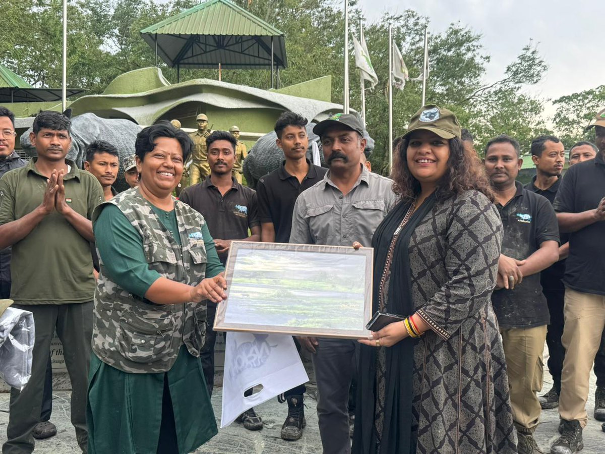 minforestmp's tweet image. Dr. Sonali Ghosh, Field Director of @kaziranga, presents a memento to Dr. Sameeta Rajora, Chief Wildlife Warden, #MadhyaPradesh, on the occasion of the India's longest-distance wild water buffalo translocation from Kaziranga to @TrKanha(~2,000 km).

#KazirangaToKanha