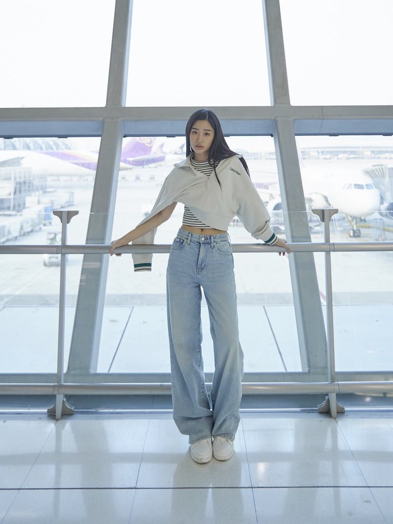 ELLEThailand's tweet image. ส่องแอร์พอร์ตลุคของสาวตู ต้นตะวัน @tontawan_t ที่ถ่ายทอดลุค Summer Denim ที่เรียบง่ายแต่คงไว้ซึ่งสไตล์อันโดดเด่นของแบรนด์ก่อนออกเดินทางสู่ประเทศมาเลเซีย เพื่อร่วมงาน Calvin Klein Store Opening ในวันที่ 30 เมษายนนี้

#ELLEnews 
#CalvinKlein #tontawan
@CalvinKlein