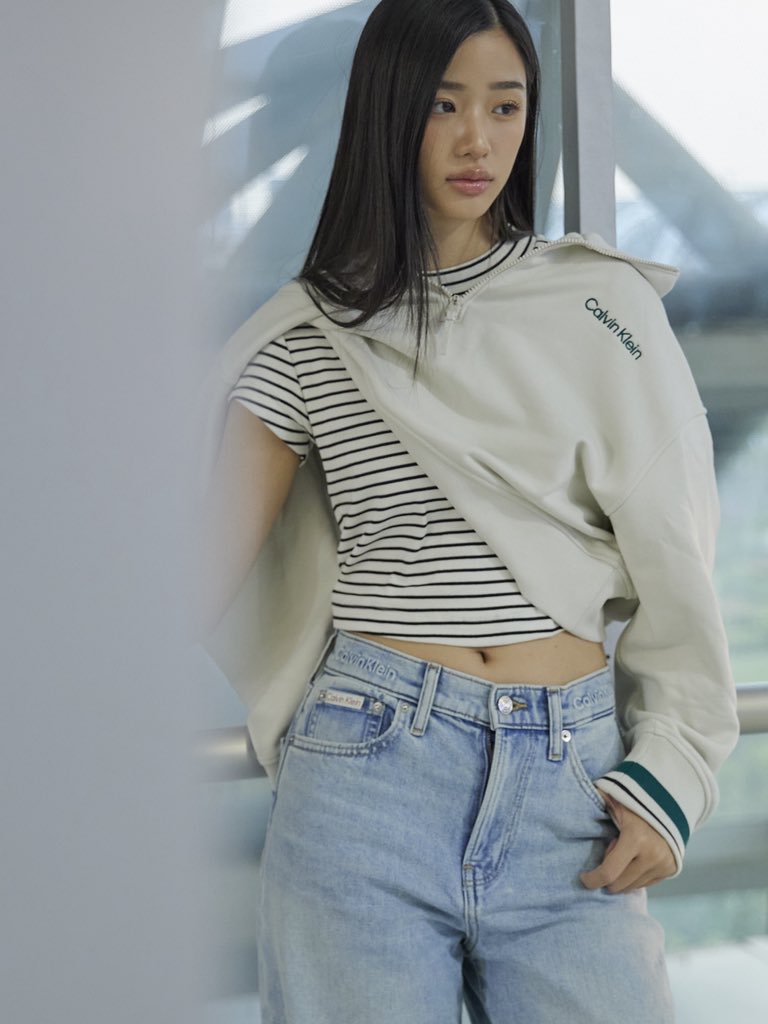 ELLEThailand's tweet image. ส่องแอร์พอร์ตลุคของสาวตู ต้นตะวัน @tontawan_t ที่ถ่ายทอดลุค Summer Denim ที่เรียบง่ายแต่คงไว้ซึ่งสไตล์อันโดดเด่นของแบรนด์ก่อนออกเดินทางสู่ประเทศมาเลเซีย เพื่อร่วมงาน Calvin Klein Store Opening ในวันที่ 30 เมษายนนี้

#ELLEnews 
#CalvinKlein #tontawan
@CalvinKlein