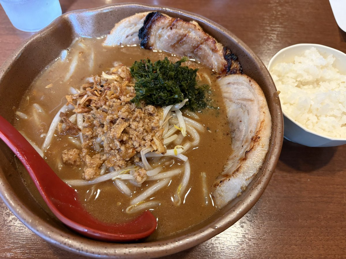 daidaiteikoku's tweet photo. 群馬県前橋市
「麺場 田所商店 前橋東店」

"伊勢味噌　炙りチャーシュー麺"

厚い炙りチャーシュー🐷は柔らかくて最高に美味い😋😋
赤系の伊勢味噌は初めて食べたけど深みがあってめちゃくちゃうまかった😋
リピート確定です🙆‍♂️

#ラーメン 
#味噌ラーメン
#ramen https://t.co/7ZVKYcuWCB