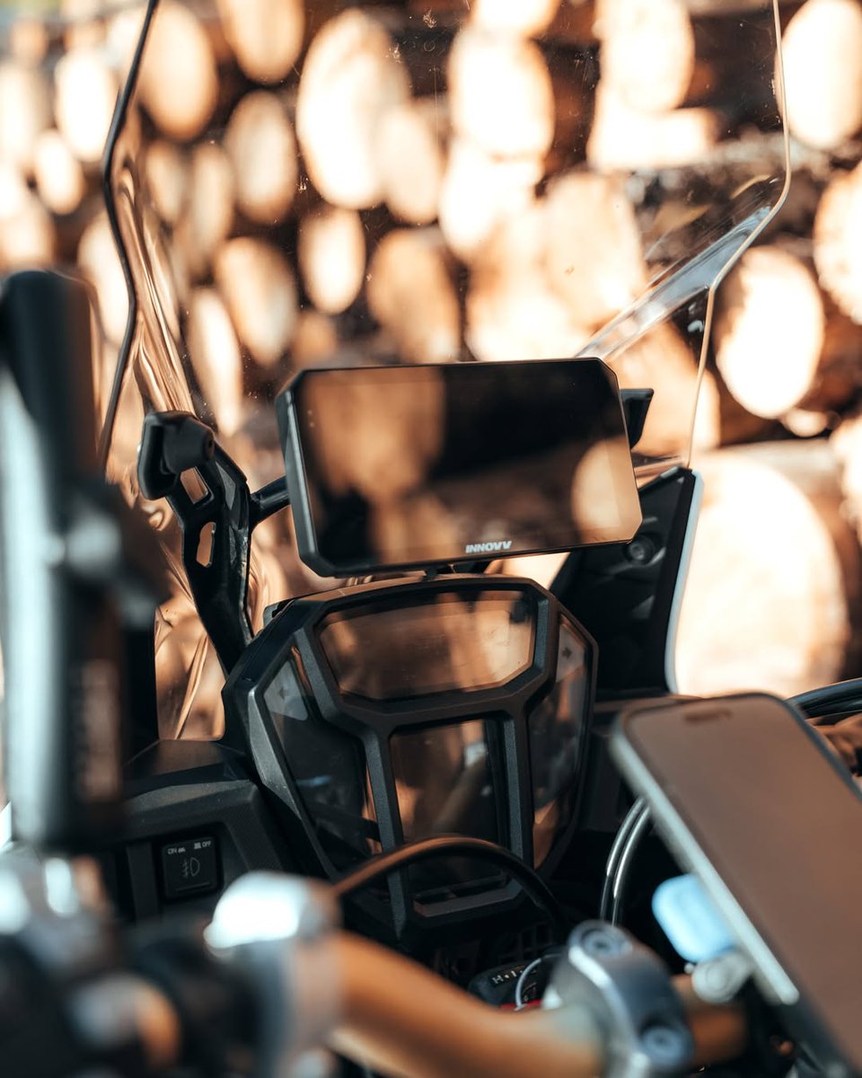 InnovvTech's tweet photo. Adventure ready. 🌲

Getting lost should be a choice, not a mistake. The INNOVV N2 brings wireless Apple CarPlay to your ride. 100% waterproof and glove-friendly. Where are we riding today? 👇🛣️

#MotoTwitter #INNOVVN2 #BikeSetup #MotoTech #MotorcycleTravel #ADVRider https://t.co/sThO2CXuu7