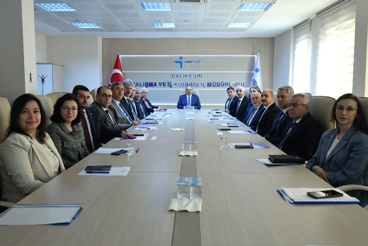 TC_Balikesir's tweet photo. Vali İsmail Ustaoğlu başkanlığında İl İstihdam ve Mesleki Eğitim Kurulu Toplantısı gerçekleştirildi.
📍İŞKUR İl Müdürlüğü Toplantı Salonu https://t.co/KjuP4YXaws
