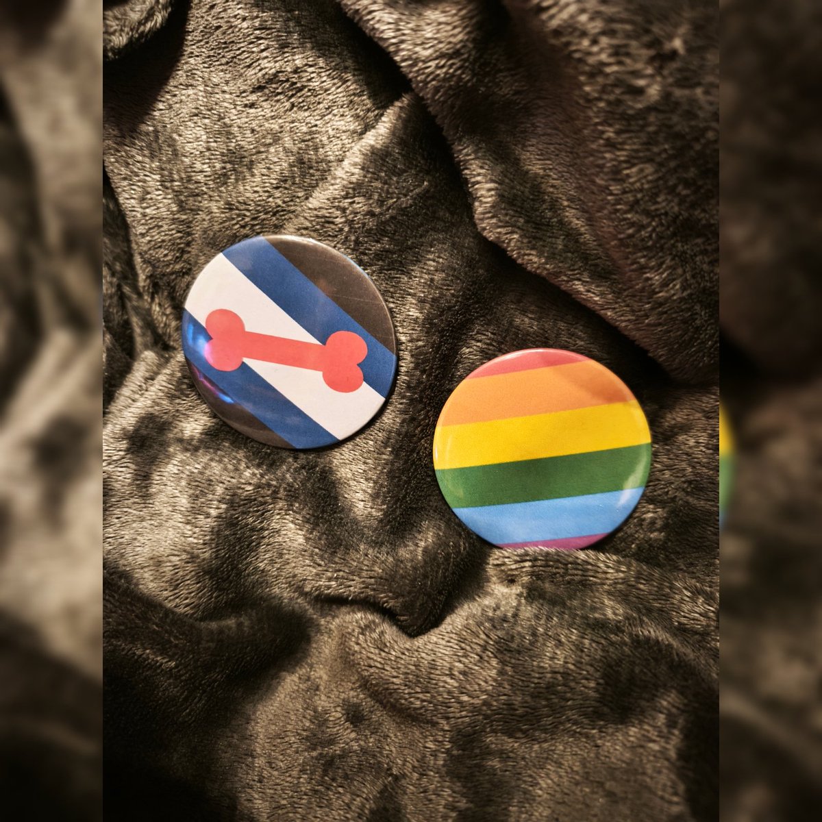 Mecha_Resinae's tweet photo. I'm currently making buttons. 

The first two test buttons are finished. 

I'll have other designs with flags soon. With and without a dog paw print ^^

#button #pridebutton #puppybutton #workinprogress https://t.co/C4UJtrOke2