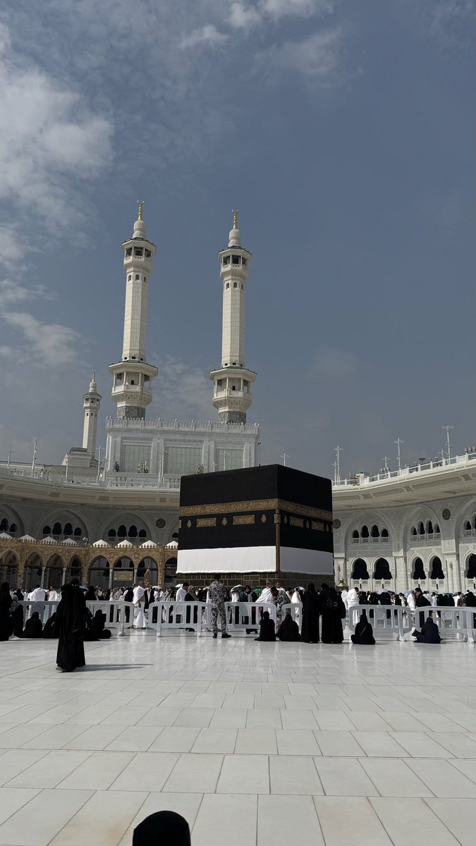 "والروح في رِحَاب مكةَ اتسعت "
طاب اللقاء، وقرّت العين، وارتوى القلب اللهُم لا تدع لي دُعاء إلا أثلجت قلبي بقبّوله❣️