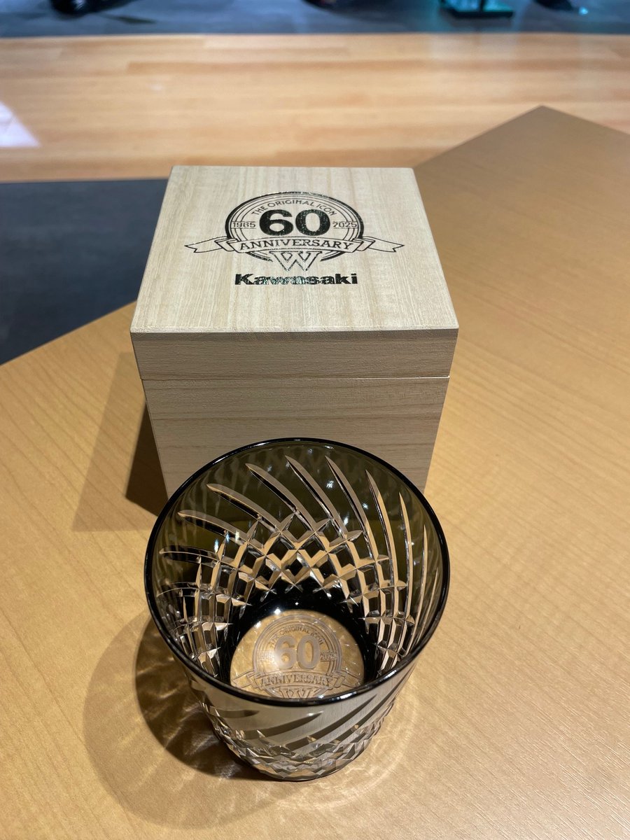 kpyamagata's tweet photo. \W60周年記念江戸切子/
W60周年のオリジナルロゴが入った江戸切子のオリジナルクリスタルグラス限定1個ご案内可能です！
是非ご覧にいらしてください！
#着るカワサキ #バイク #カワサキのある生活 https://t.co/BeFAaHvt4Y