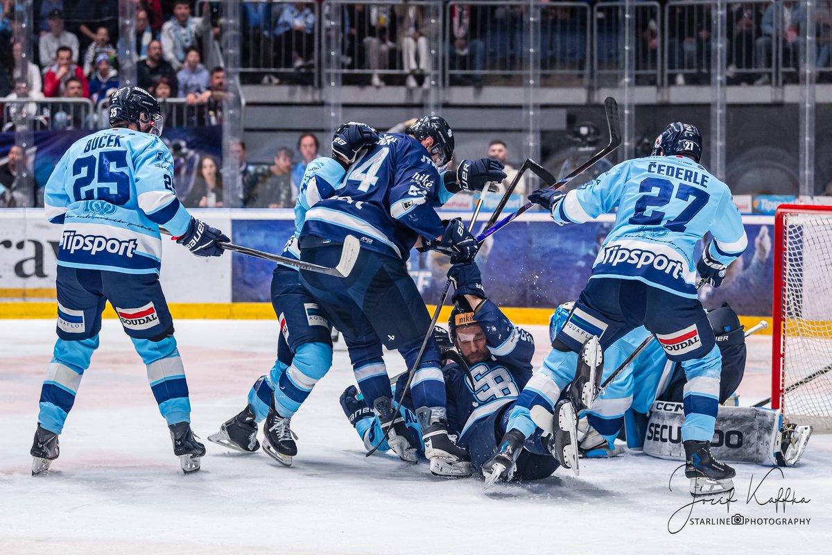 starlinesk's tweet photo. @hcslovanba  v šiestom finále play off Tipsport ligy podľahol HK Nitra 2:5. Nitra vyrovnala sériu na 3:3 a vynútila si siedmy zápas.
https://t.co/DLpSYOa8Fa
#hcslovan #hknitra #tipsportliga #smebelasi #vernislovanu https://t.co/bAEeSTvZby
