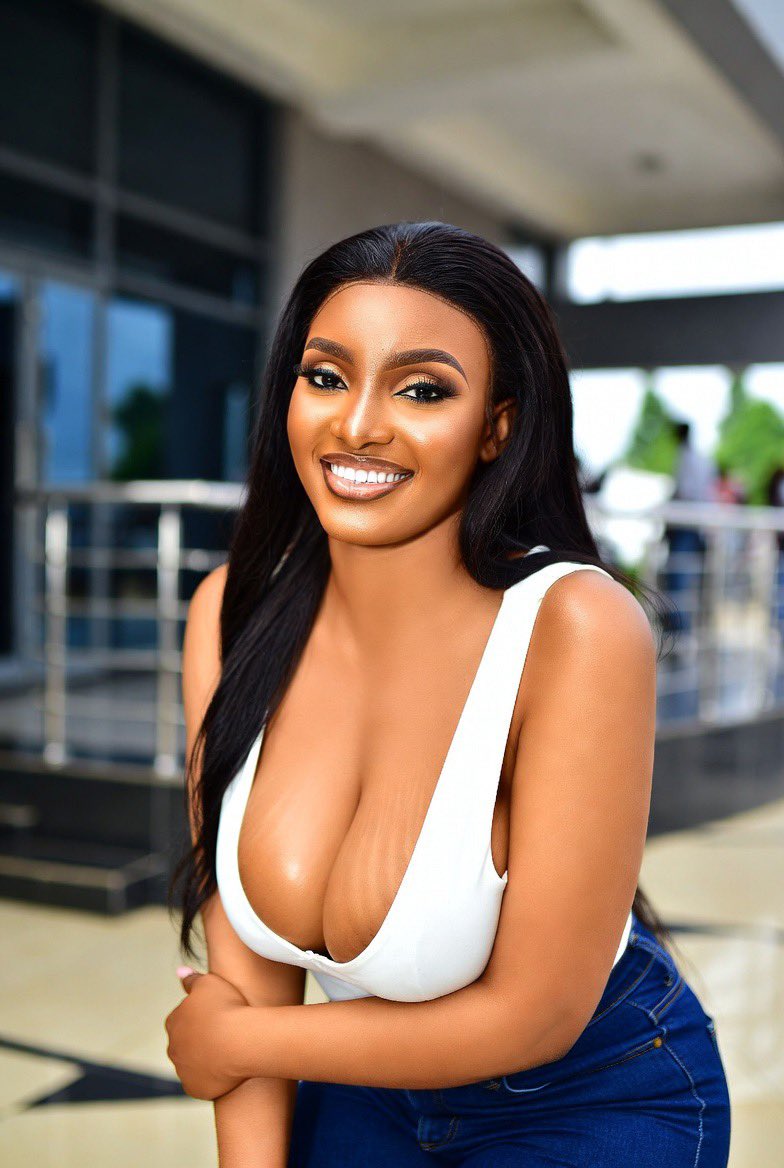 NaijaStoryVault's tweet image. Morning Naija! 🔥
Dollar rate don increase again.
Fuel price dey smile.
Bread price don enter express.
Yet some people still dey post “I’m grateful” every morning 😂
How una dey manage this economy this morning?

#NaijaHustle #Abuja #NaijaEconomy