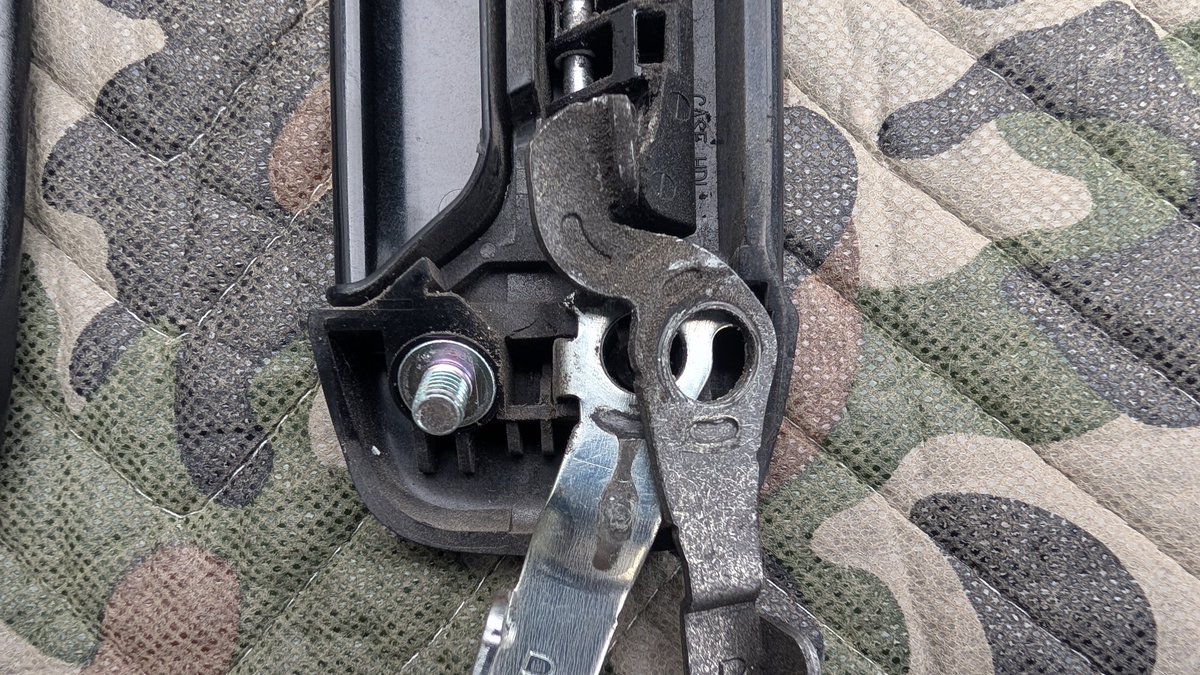 garagen_nims's tweet image. 新品との比較
左側新品
右側故障品
ピンの固定部が割れてピンが脱落
ワイヤーが引っ張れないのでラッチが機能できないワケで😐

 #スズキエブリイ
 #DA17V