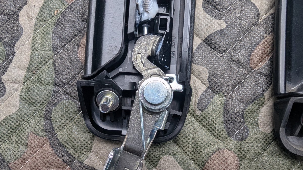 garagen_nims's tweet image. 新品との比較
左側新品
右側故障品
ピンの固定部が割れてピンが脱落
ワイヤーが引っ張れないのでラッチが機能できないワケで😐

 #スズキエブリイ
 #DA17V