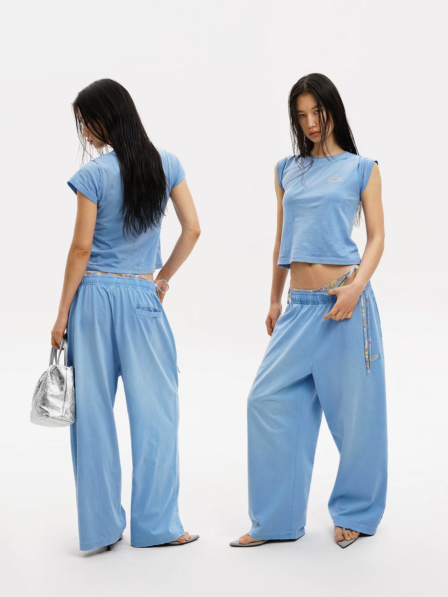 oldlaundrystore's tweet image. 면과 헴프, 두 결이 한 호흡으로 늘어진다.

코튼 헴프 블렌드의 까슬한 손맛, 셔츠와 팬츠가 한 셋업으로 묶였습니다. 따로 입어도 어울리지만 함께 매치할 때 Mason Prince 특유의 가공감이 더 또렷해집니다. 

🔗oldr.co.kr/product/detail…

#masonprince #OLDLAUNDRY_Mag