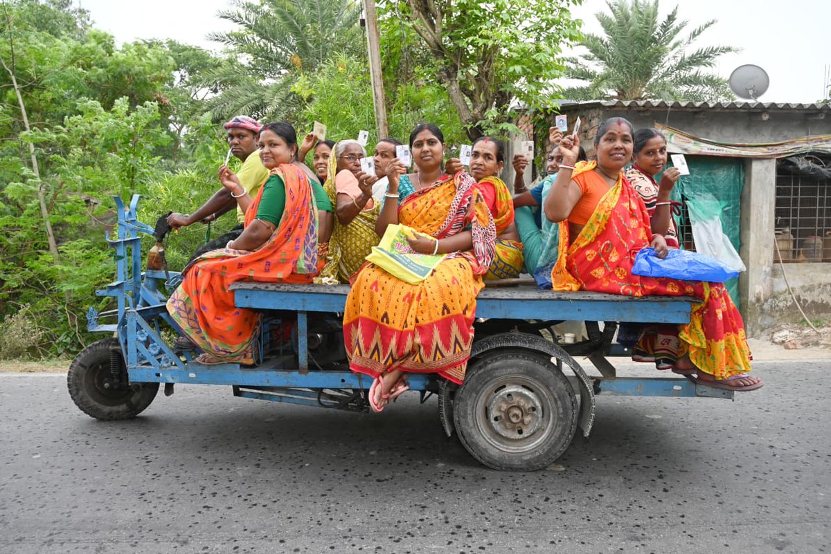 CEOWestBengal's tweet image. The Determined Voters! 👵👴
Electors leading by example, heading to the polls to make the voice count at North 24 Parganas district of West Bengal.
#WBLA2026 #Phase2
@ECISVEEP
@SpokespersonECI
@PIBKolkata
@airnews_kolkata
@DEO_N24Pgs