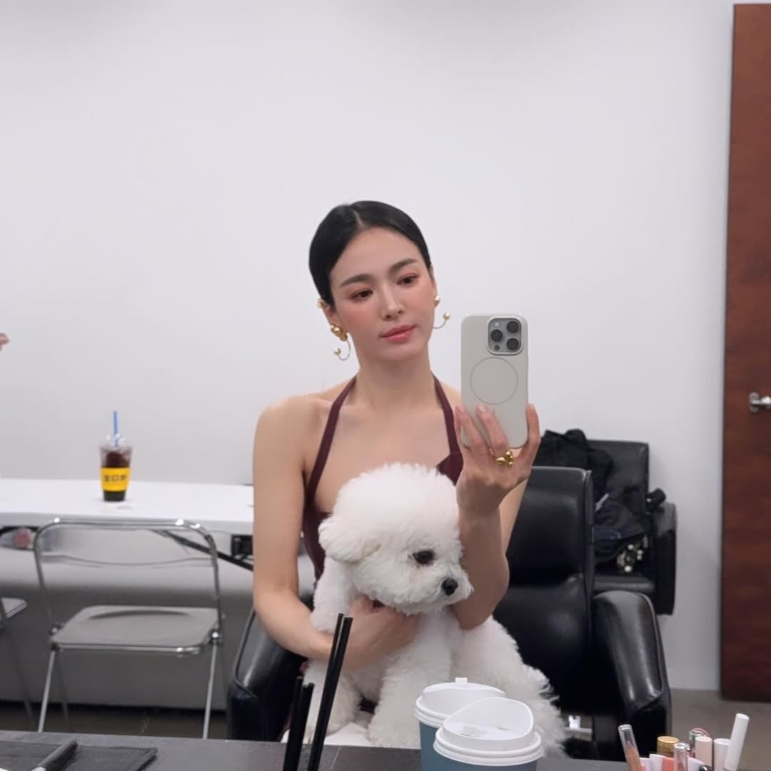 hyekyots's tweet photo. Hyekyo just shared some more pictures from her Guerlain shoot, including behind the scenes ෆ

(a thread)
#SongHyeKyo https://t.co/SnRRRUcT01