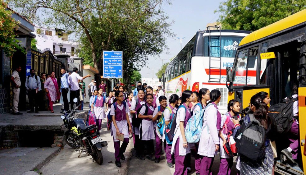 ArgusNews_in's tweet image. Several schools in Gurugram received bomb threat emails on Wednesday morning, prompting police to conduct searches on the premises

At least 10 schools, including Shri Ram, Amity and HDFC School, got the emails around 8:33 am after classes had begun.

#Gurugram #BombThreat