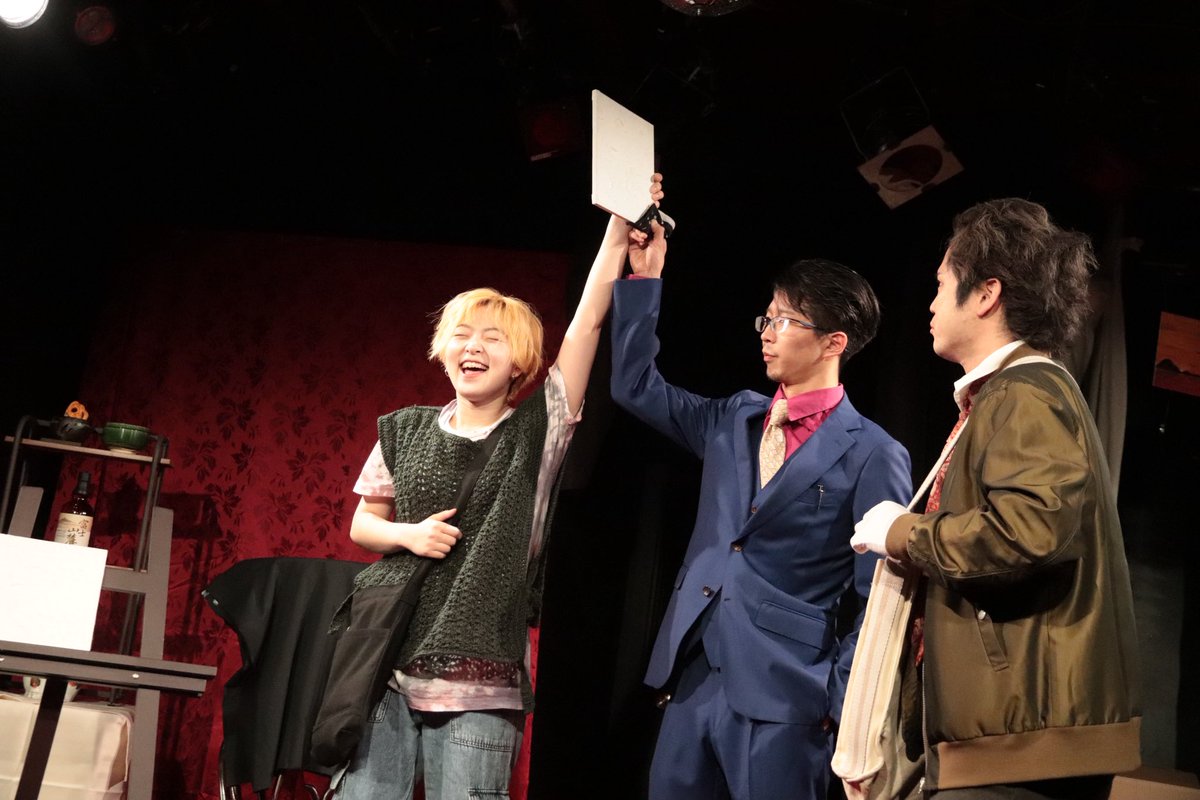 danwashitsu3's tweet photo. #悪談02 写真で振り返ろうのコーナー📸

『じゃあ、君には本物がわかるのか。』
『わかりますよ。』
『どっち。』

『…こっち。』

撮影　井上芯 https://t.co/bsAR4LGKks